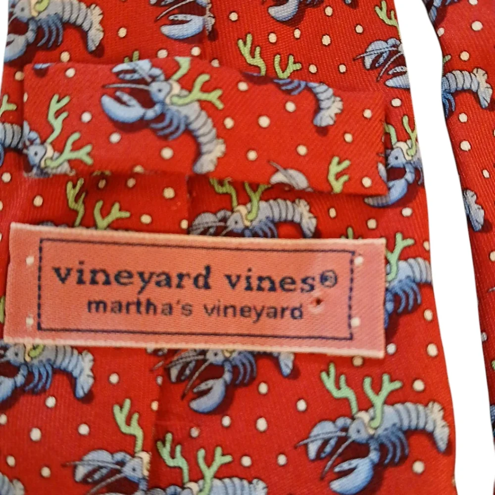 VINEYARD VINES NECKTIE. Red with blue lobsters
